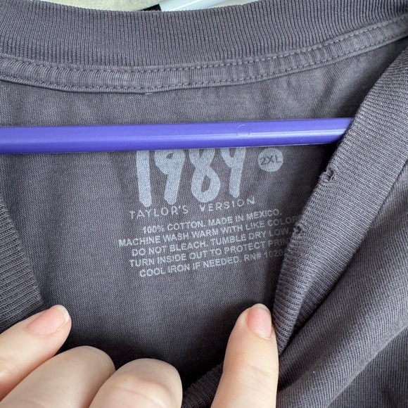 Taylor Swift 1989 Graphic Tee - Picture 3 of 3